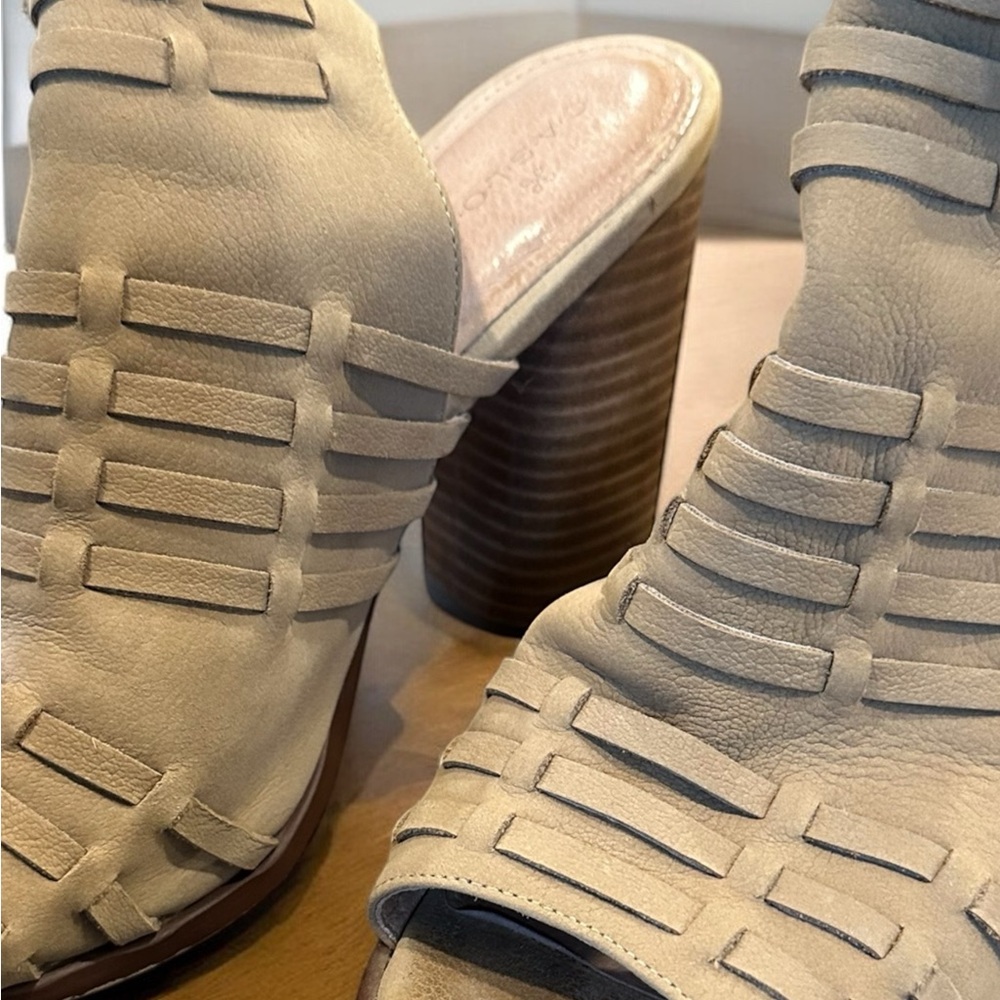 CASLON 8.5 chunky heel sandals. Tan suede.